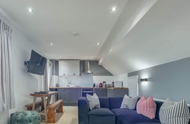 Captain's Lookout - Cosy House with Sea View