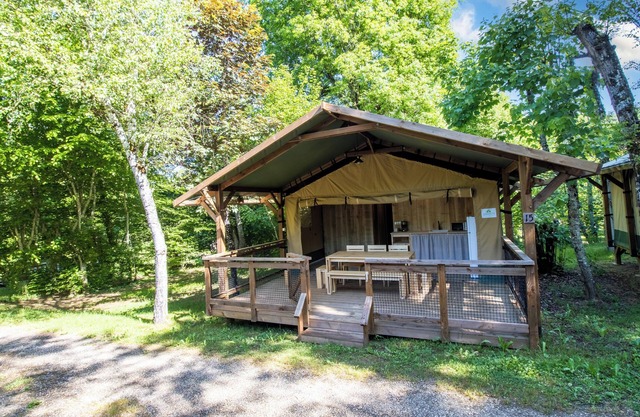 Caravan 'Tente Lodge' with Shared Pool, Private Terrace and Wi-Fi