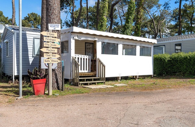 Caravan 'Mobil Home 6 Personnes' with Shared Pool and Private Terrace