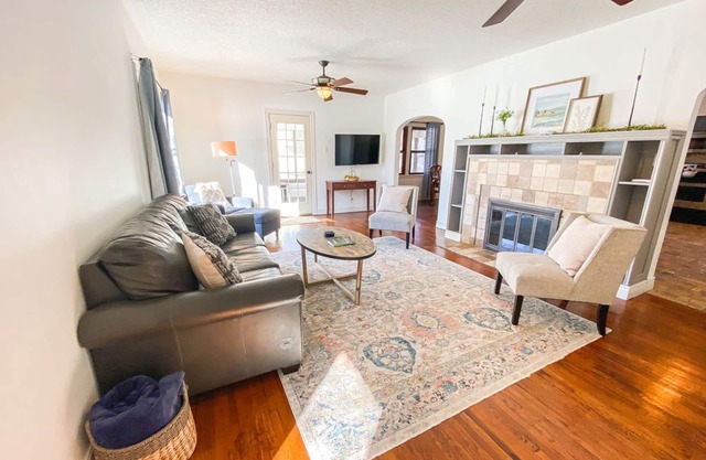 Cardinal House: Foseball, Sunroom, 6ft Fence, King Bed, Near Hospital & BassPro