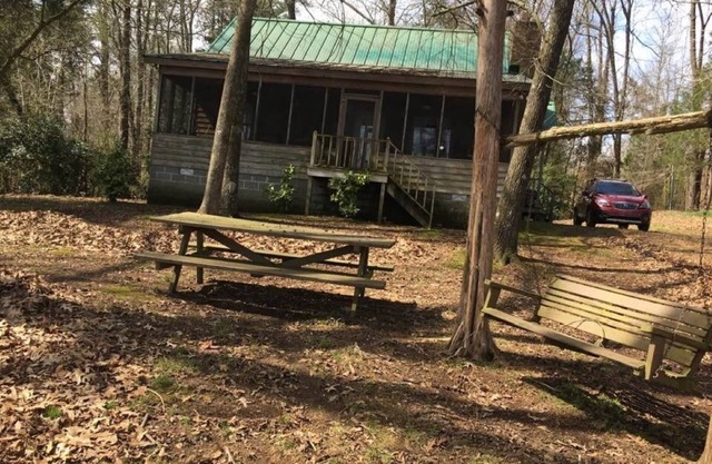 Carls Cabin Pickwick Lake second creek .Waterloo AL pier sleeps 10 WIFI