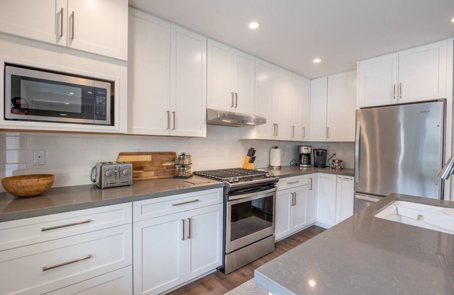 Carmel-By-The-Sea Two King Bedroom en-suite Bath Rental in Town
