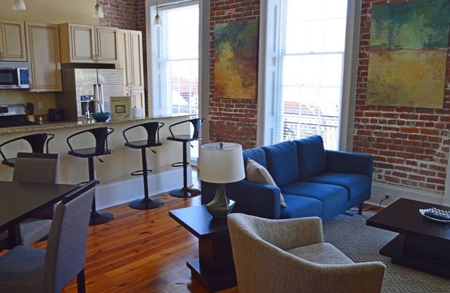 "Caroline" Julia Street Condo with Balcony