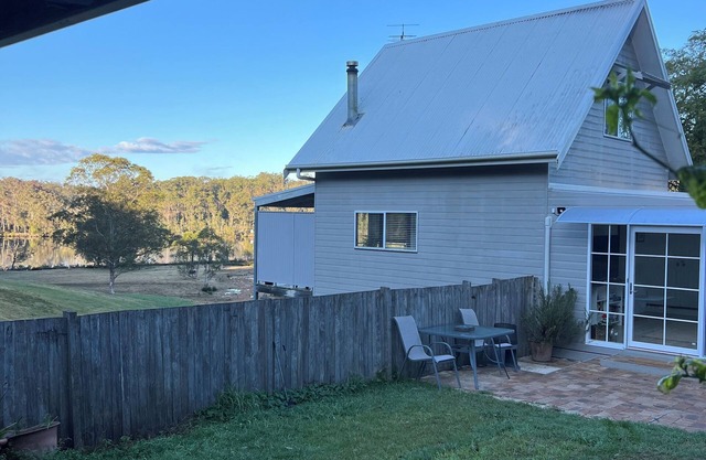 Carrie's Cottage is a pet friendly, Cottage get away, on the Clyde river!