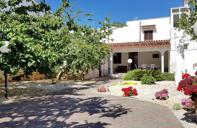 Cas'Etta - detached house with garden, 4 bedrooms and 2 bathrooms, sleeps 9.
