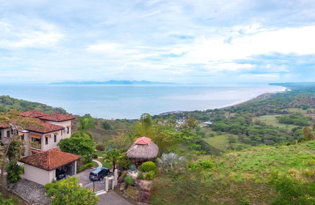 Casa Celestial - Unparalleled Setting Near Herradurra, Jaco and Hermosa