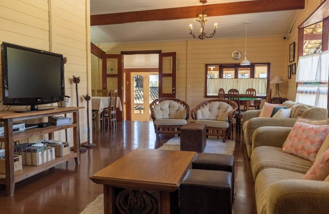 Casa Charmosa com Lareira e Espaço de Lazer