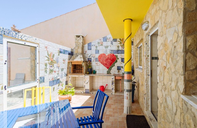 Casa colorida, a unique, colorful home for 4 people in Vila do Bispo