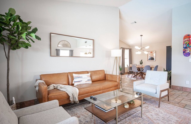 Casa Leon: 4BR House w/Pool near Strip!