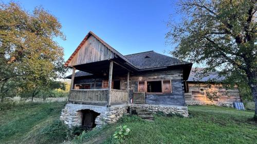 Casa Maramureșeană - Refugiu Tradițional Maramureșean Cazare de Poveste în Natură lângă pârâu Loc de joaca pentru Copii Parcare Foișor