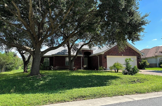 Casa Morelos: Cozy Home in a Quiet Country Club Neighborhood.