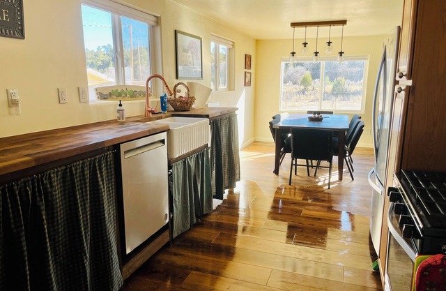 Casa Rosa-Gorgeous 5 bedroom in heart of Reserve-Close to Rodeo, Fairgrounds