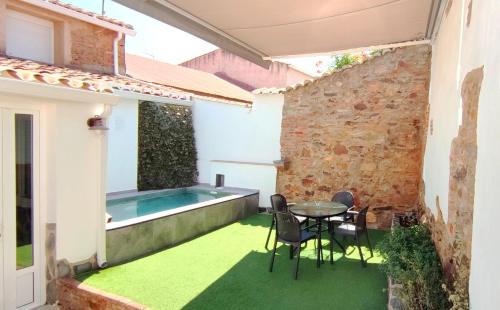 Casa Rural La Salamandrija- con piscina, patio y barbacoa