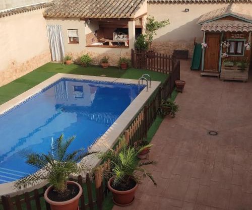 CASA RURAL LOS ABUELOS COMPLEJO CON PISCINA COMPARTIDA ,a