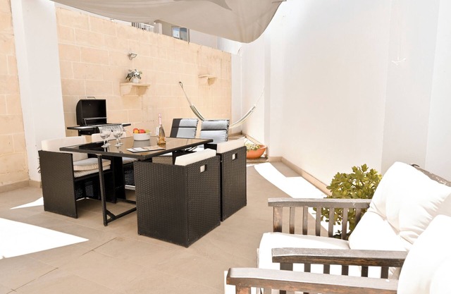 Casa Savannah by the beach, Bahar-Ic-Caghaq - Naxxar, Malta