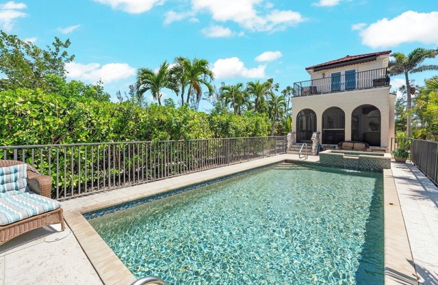 Castle By The Sea: Luxurious Beach Home on Lake!