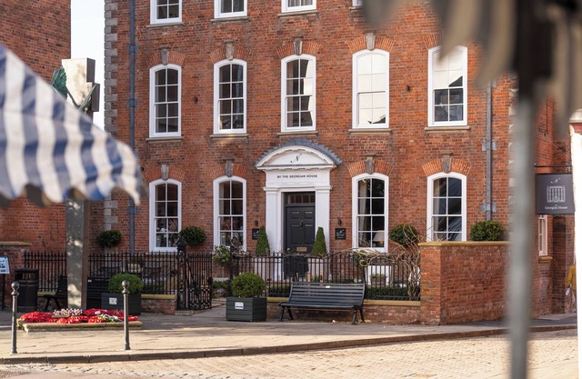 CASTLE CORNER, THE GEORGIAN HOUSE, luxury holiday cottage in Ludlow