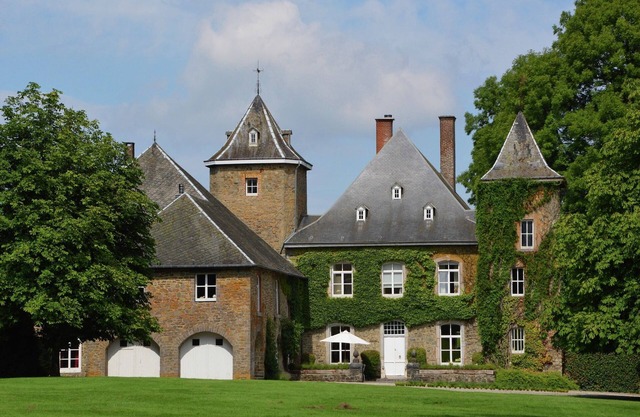 Castle in Bastogne with Bubble Bath