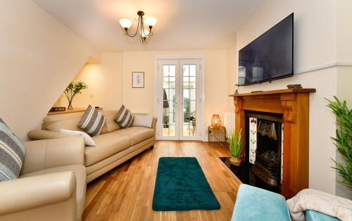 Castle Square Cottage - Beachside Retreat
