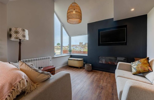 CASTLE VIEW (BAMBURGH), pet friendly, with a garden in Bamburgh