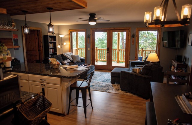 Casual luxury retreat: Siskiyou Mountain Place. 2 br, kitchenette.