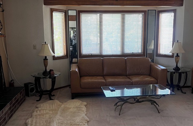 CC & Q, Clean Cozy and Quiet this 2-bedroom unit in Anchorage with WiFi, AC