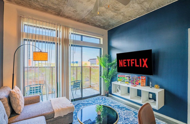 CDT PHX Apt| Pool, Gym, Balcony + Parking + W/D