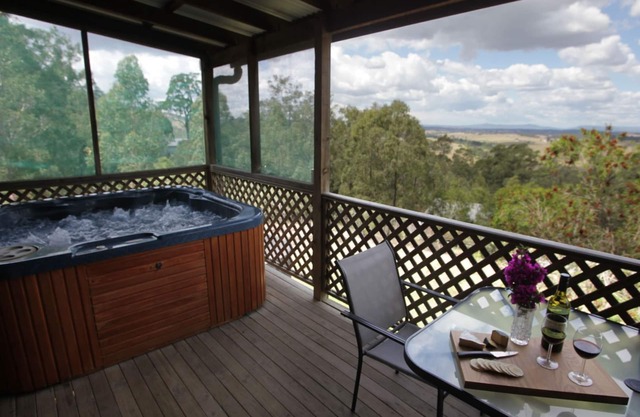 Cedar Cottage - Amazing views, private jacuzzi