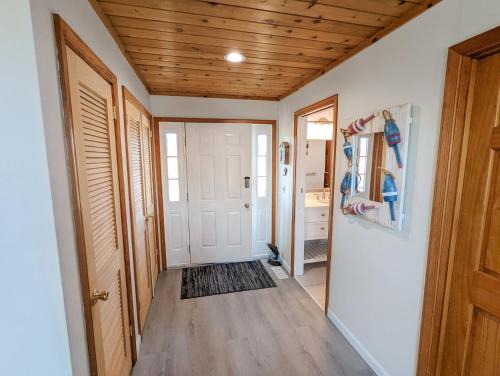 Cedar Cove - Waterfront home with Fire pit!