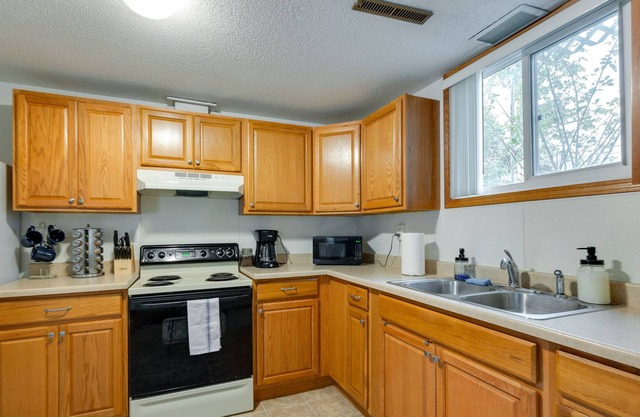Cedar Rapids Vacation Rental: 2 Mi to Downtown!