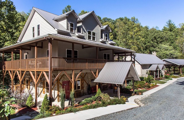 Cedar Suite: Mountain Getaway overlooking The Roaring River on the vineyard