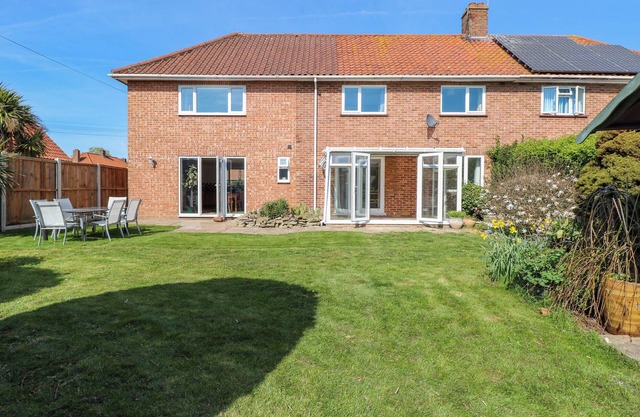 CEDAR VIEW, pet friendly, with a garden in Coltishall