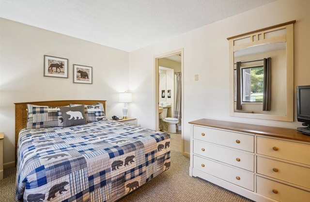 Cedarbrook Deluxe 1 bedroom Queen Suite with outdoor heated pool 102