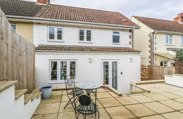 CELIA'S VIEW, pet friendly, with a garden in Langport