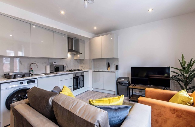 Central 2BR Apt Basingstoke Near Shops & Transport