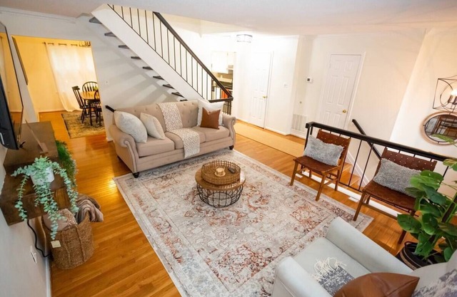 Central DC Metro Area Location, 3 bdrm 3.5 Bath home w/KING bed, Deck, Parking