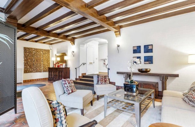 Central Downtown Studio w/Vintage Charm near Train