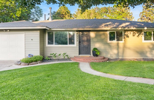 Central Escape- Large Backyard with Hot Tub