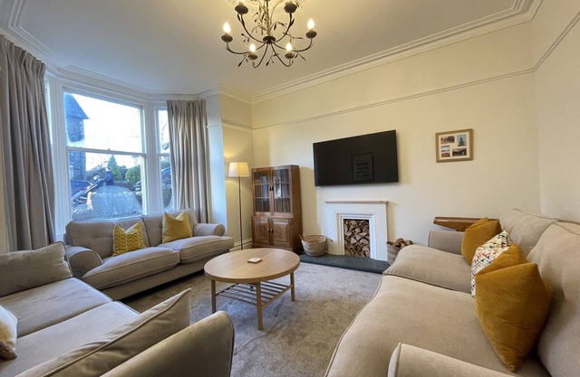Central Keswick home sleeping 10 guests