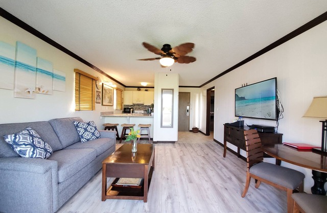 Central location, Steps to the Beach, & Convenience Shops, restaurants.