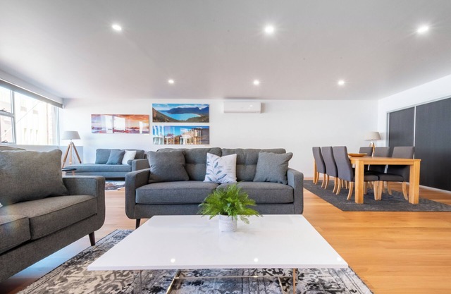 Central & Modern Inner City Apartment with WiFi