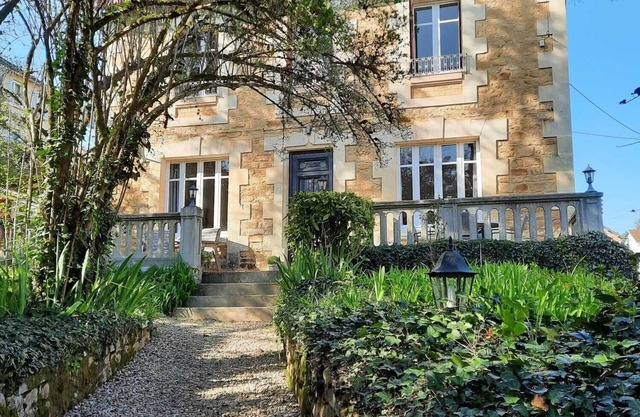 CENTRAL SARLAT, DETACHED HOUSE, HEATED POOL, PARKING, WiFI, EXCELLENT REVIEWS