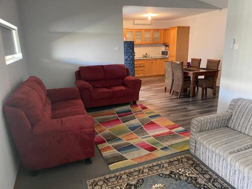 Central Shenton unit Outside Dog Friendly, near hospital