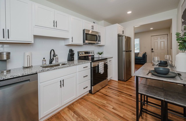 Central Suite A - 2 Bedrooms/King Bed/Parking