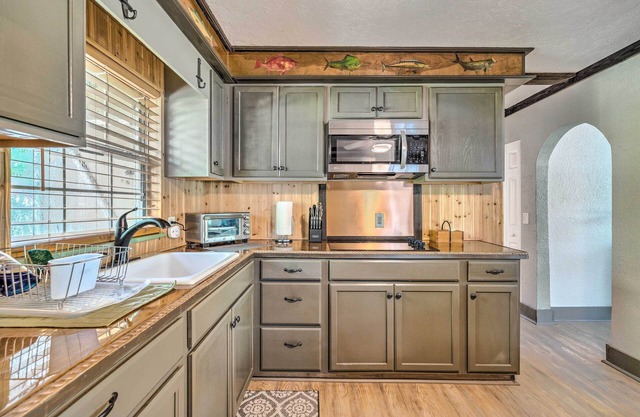 Central Yankeetown Hideaway: Walk to Water!