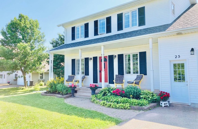 Centrally Located Bright and Spacious 4 Bedroom with Hot tub
