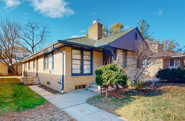 Centrally located near shopping & restaurants w/gas fireplace, wifi