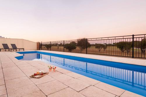 Ceol Na Mara - Luxury Pool Escape with Golf Views