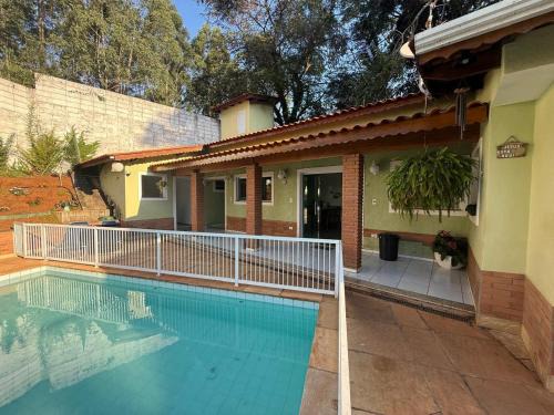 Chácara com piscina e churrasqueira