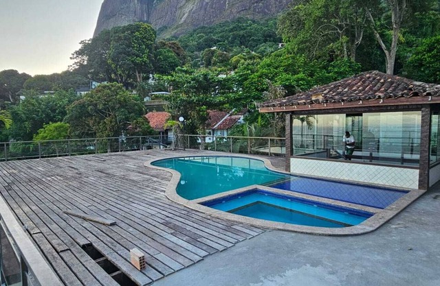 Charming building with sea view in São Conrado